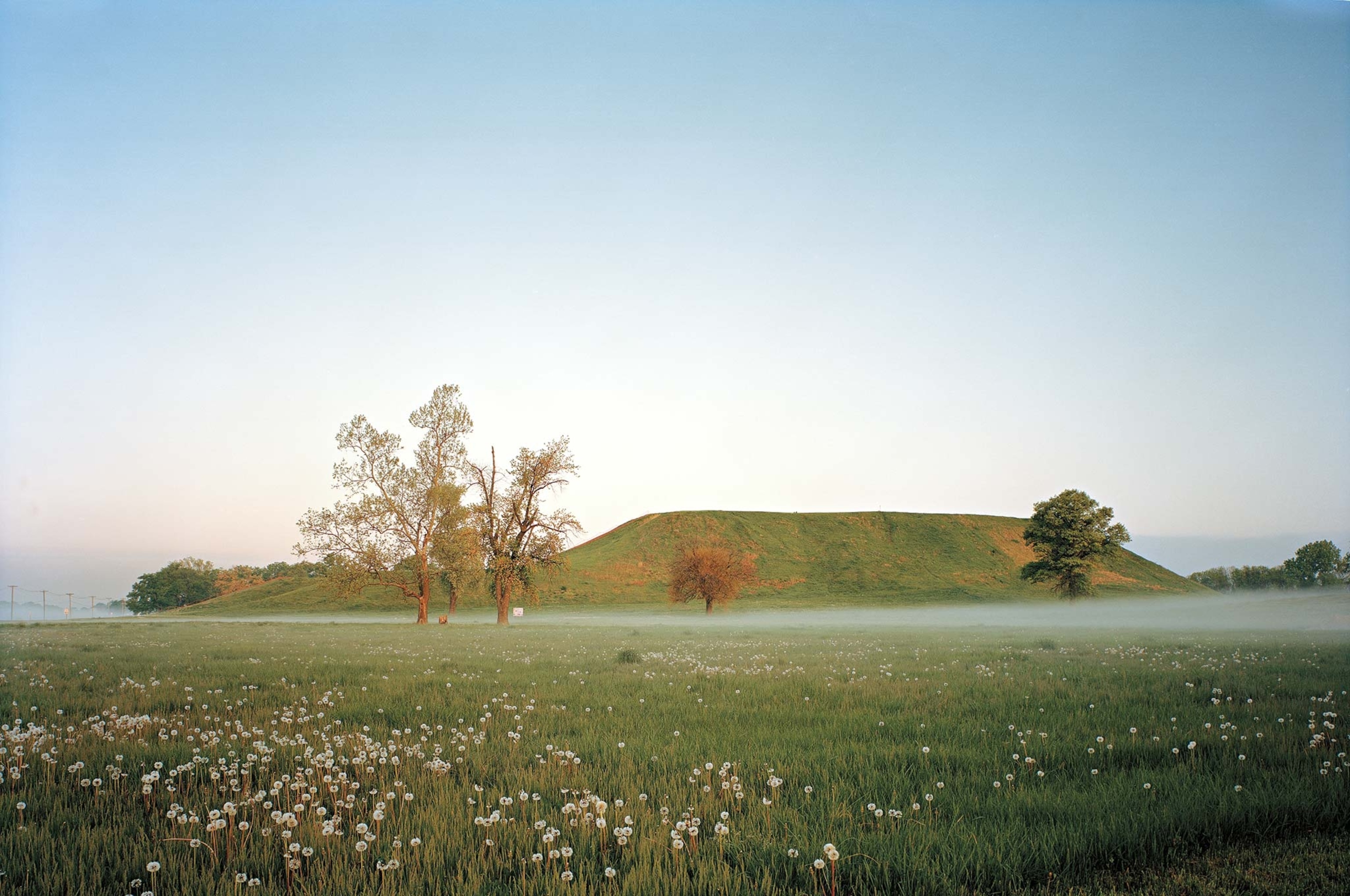 Cao bằng tòa nhà chín tầng, Monks Mound là công trình kiến ​​trúc lớn nhất vẫn còn tồn tại ở Cahokia.