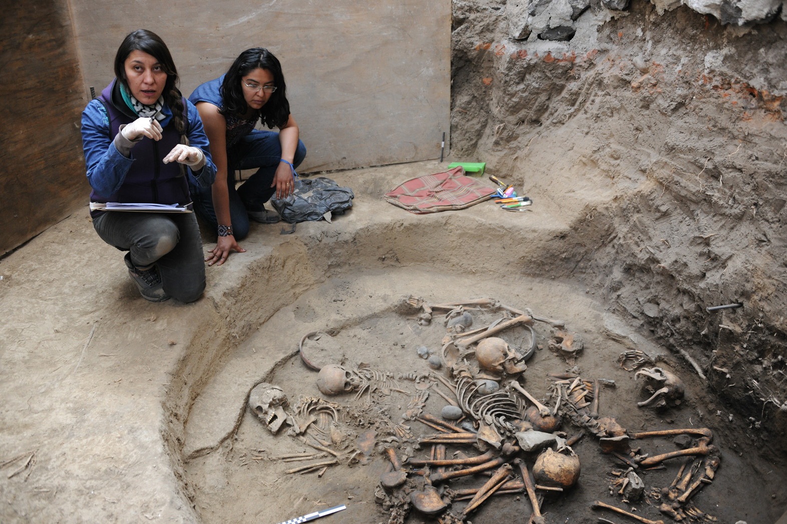 Uncovering the Secrets of Mexico’s Ancient Burial Site: Interlocked Skeletons Found at Pre-Aztec Burial Site