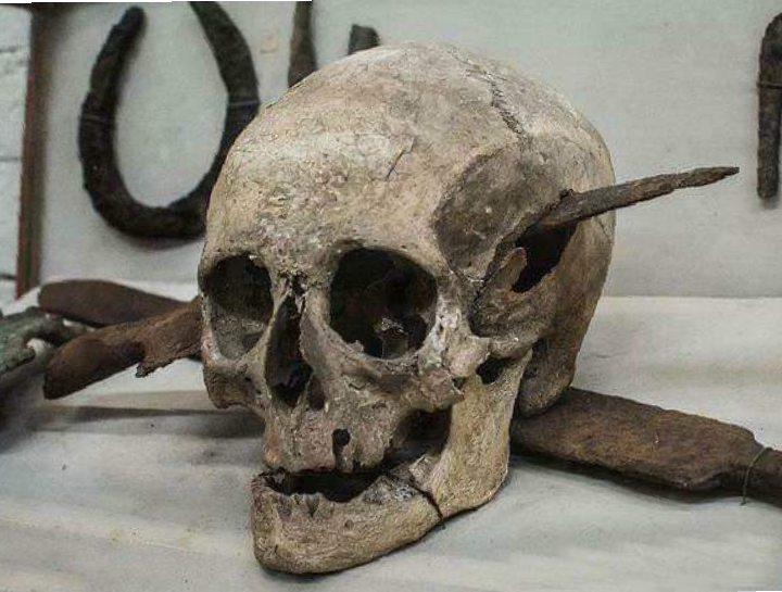 The 2100-year-old skull of the Roman legionnaire pierced with a spear - KOHA.net