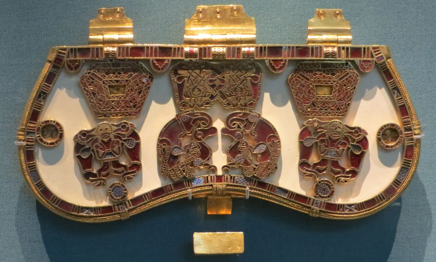 Ánh sáng chiếu rọi qua 'Thời kỳ đen tối': Nghĩa trang Sutton Hoo - MancHistorian