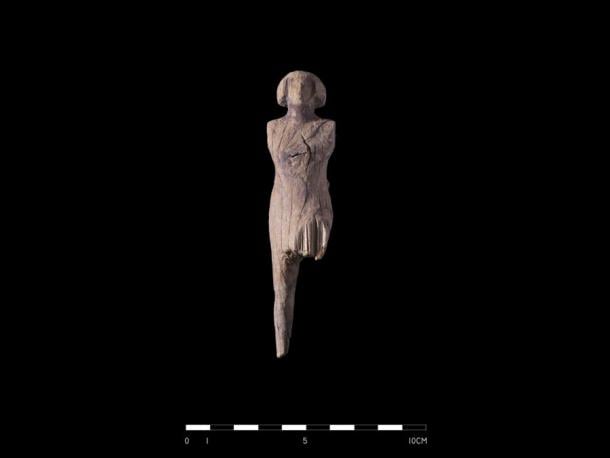 The archaeologists also discovered this wooden figurine which they believe could have been the owner of the tomb. (M. Jawornicki / PAP)