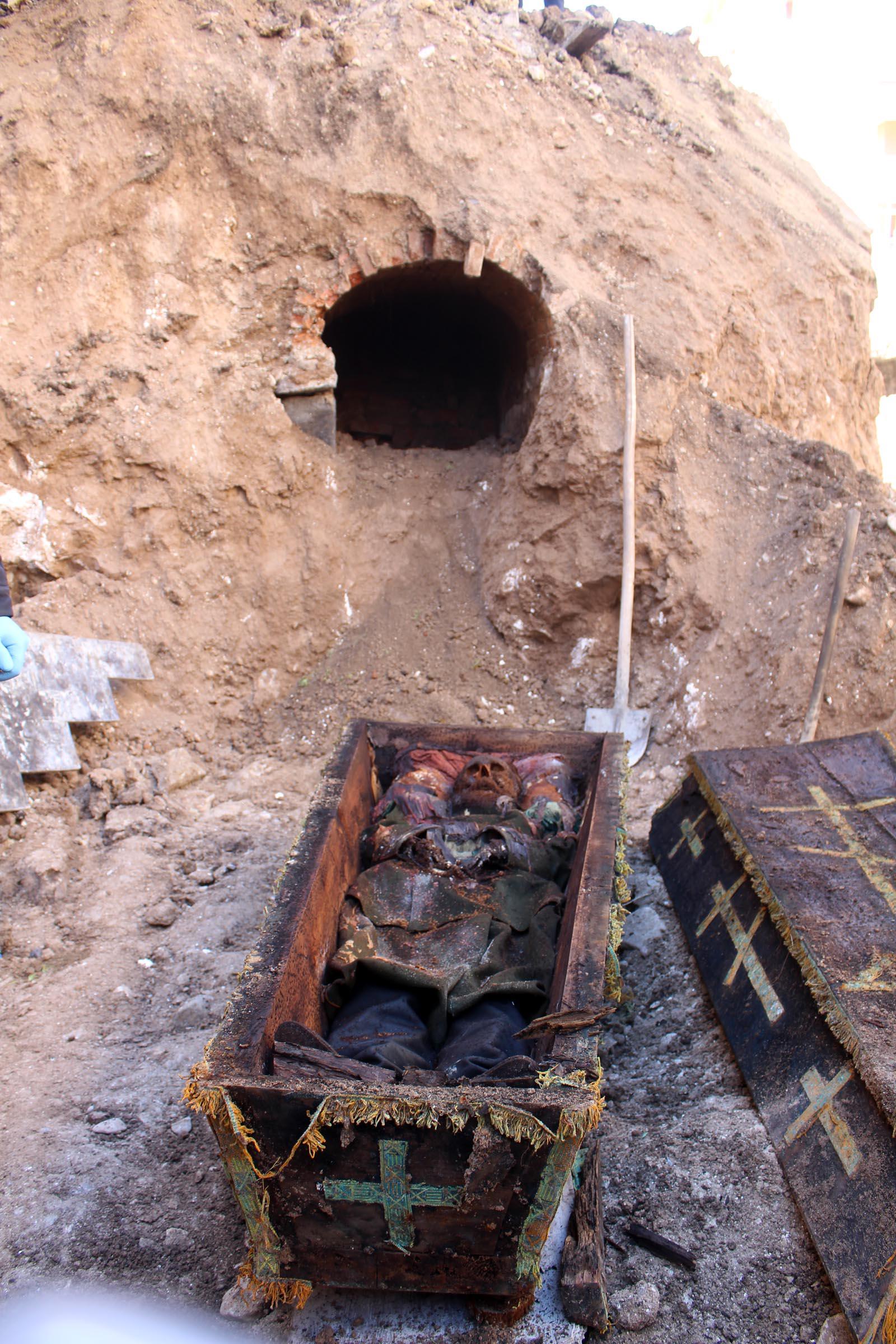 During a excavation for construction, a tomb found in Turkish city of Ardahan. It's believed that this tomb is of a Russian general who fought in 1877–78 Ottoman–Russian war. - til post -