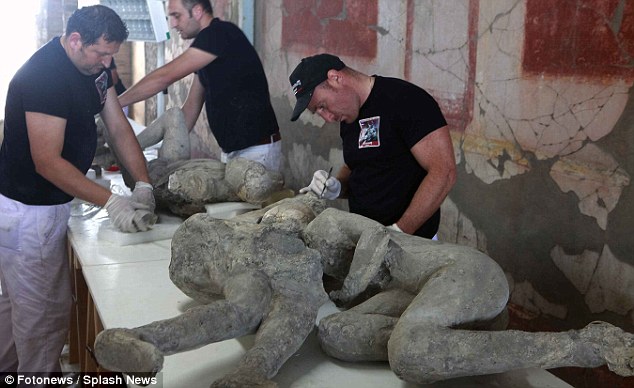 Bắt đầu phục hồi Pompeii trên các thi thể bị chôn vùi sau vụ phun trào Vesuvius | Daily Mail Online