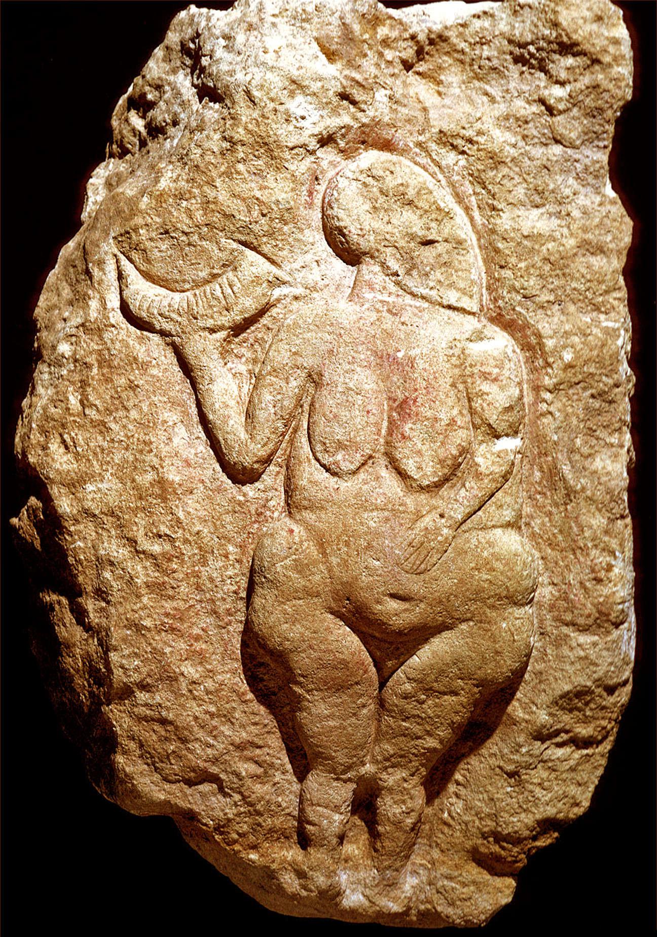 The 25,000-year-old Venus of Laussel, a limestone relief of a woman holding a horn. France, Gravettian culture, Paleolithic [1296x1847] : r/ArtefactPorn