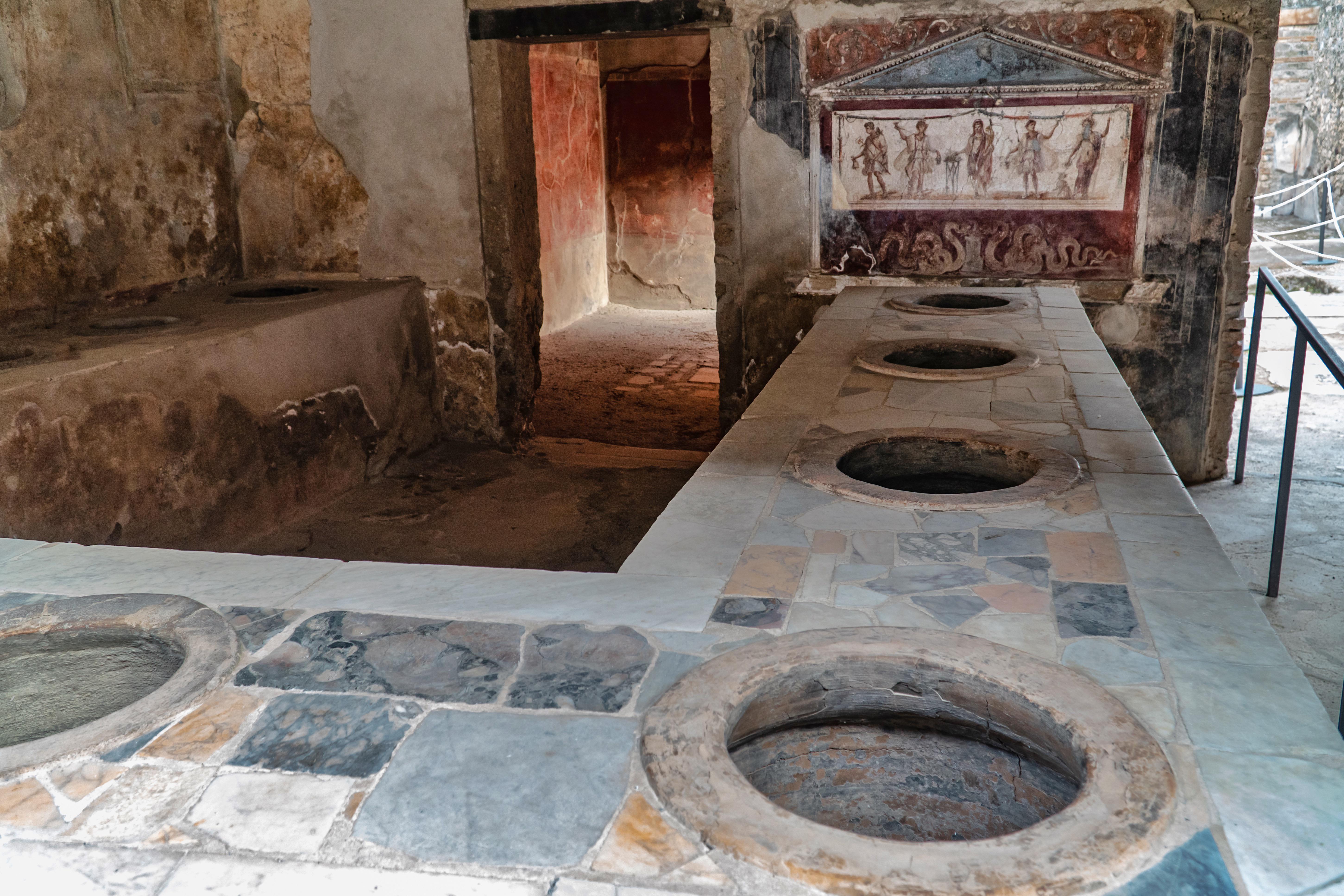 The owner of this Pompeii fast food restaurant stashed his earnings in a jar, likely before running off (OC, info in comments) [5803x3869] : r/ArtefactPorn