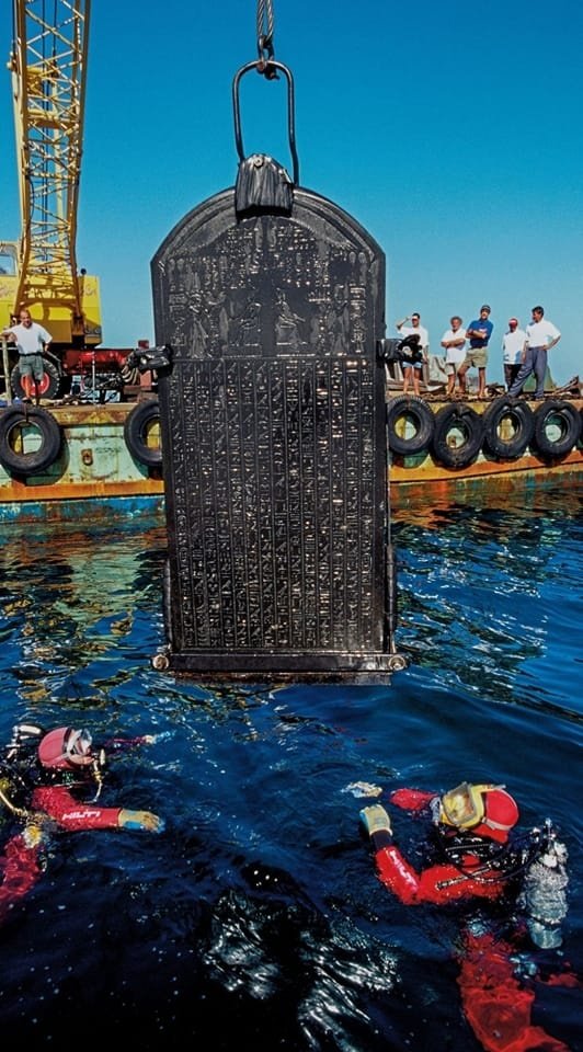 Bia đá Thonis-Heracleion được phát hiện trong đống đổ nát của thành phố cảng Thonis-Heracleion bị chìm ngoài khơi bờ biển Ai Cập. - Kỳ quan của quá khứ 🏺✨ - Quora