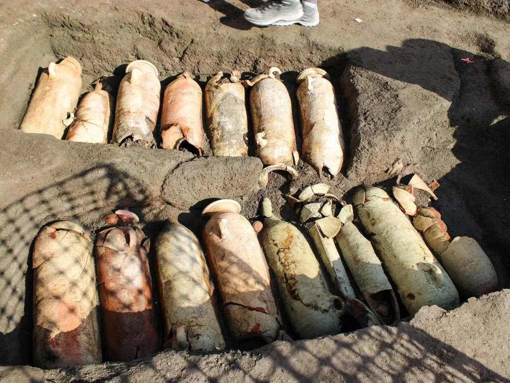 Amphorae-Covered Graves Unveiled: Pre-Roman Necropolis Discovered Near Pompeii