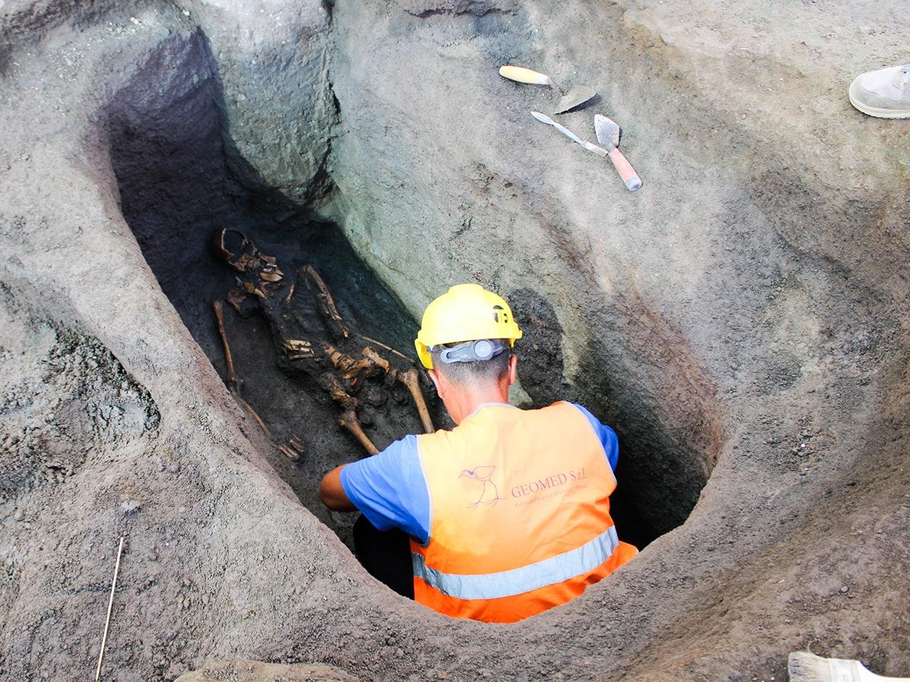 Pre-Roman necropolis with amphorae-covered graves unearthed near Pompeii