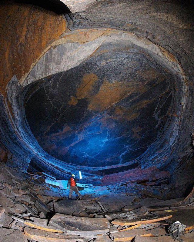 Lancashire's secret “Dragons Eye” cave. The cave is closely guarded by residents and explorers who are keen to keep it's exact location from the world. : r/interestingasfuck