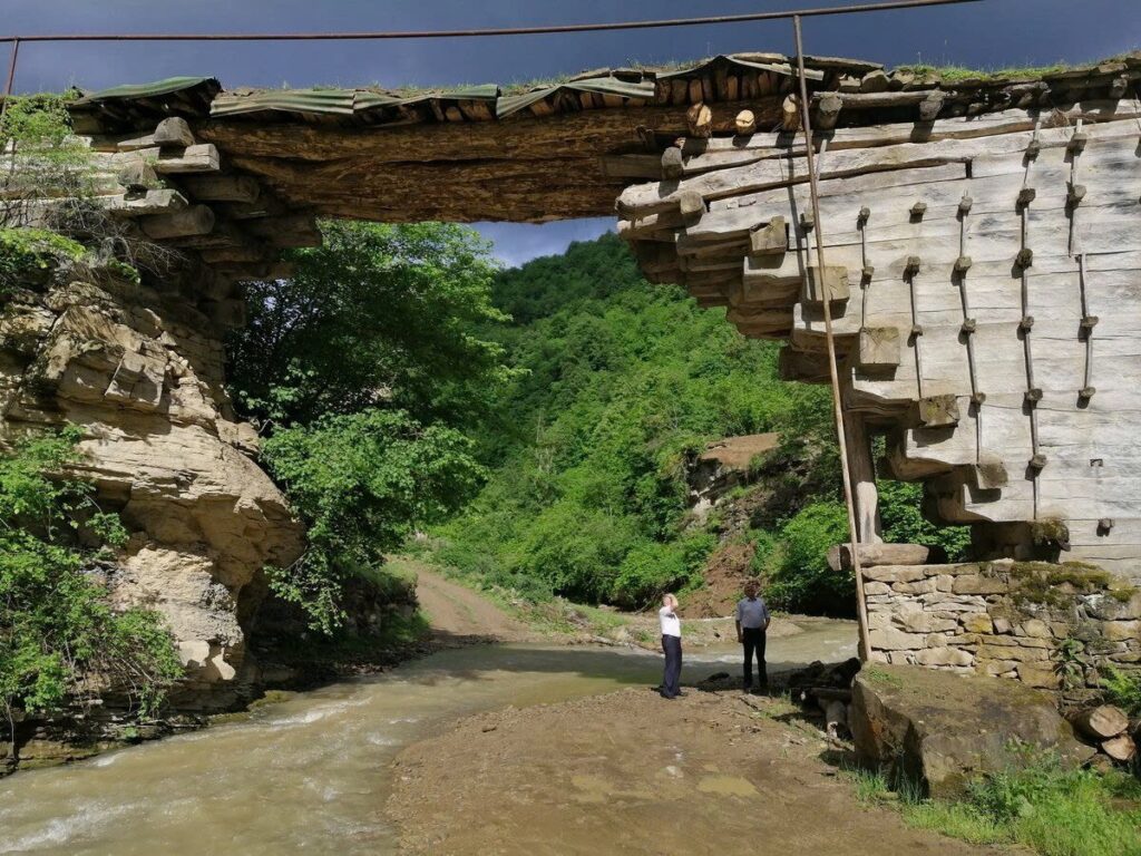 The Enigmatic Wooden Wonder: Dagestan’s Ancient Nail-Free Bridge