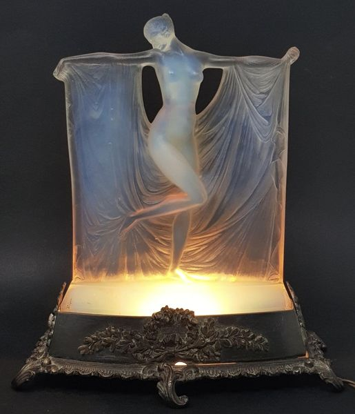 James Hughes on X: "The "Suzanne" Statue by René Lalique is a statue of a woman with a flowing dress and a veil. It was created in 1925 and is considered a