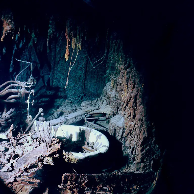 The Iconic Bathtub in Captain Edward Smith’s Cabin: A Symbol of Titanic’s Legacy