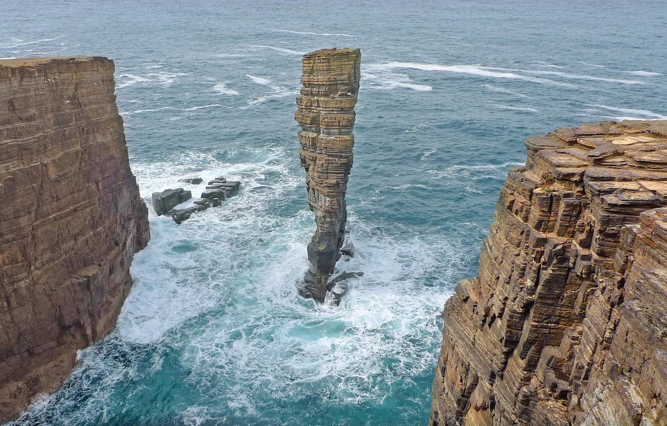 Biển lâu đài Bắc Gaulton bất chấp trọng lực ngoài khơi Quần đảo Orkney, Scotland