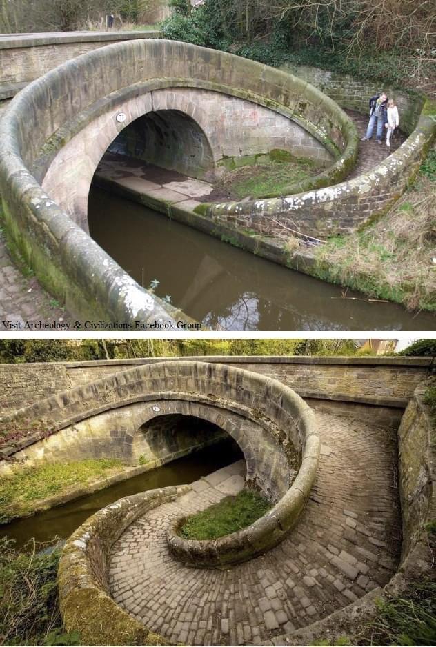 Stone-built Snake Bridge on the Macclesfield Canal, England. : r/pics