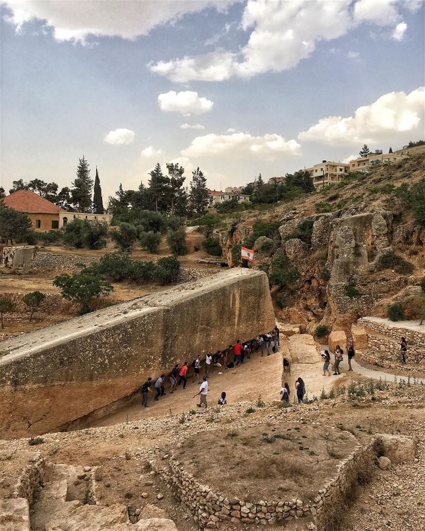 Tiny people in Big places ☝🏻❤️ peterwenmaken @livelove.baalbeck ....... (Baalbek, Lebanon)