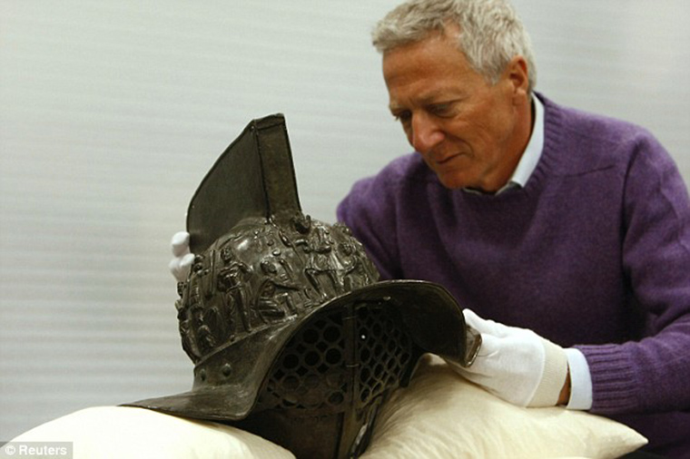 2000-year-old-gladiator-helmet-Pompeii-2.jpg