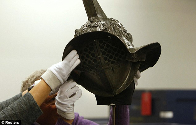 2000-year-old-gladiator-helmet-Pompeii-4.jpg