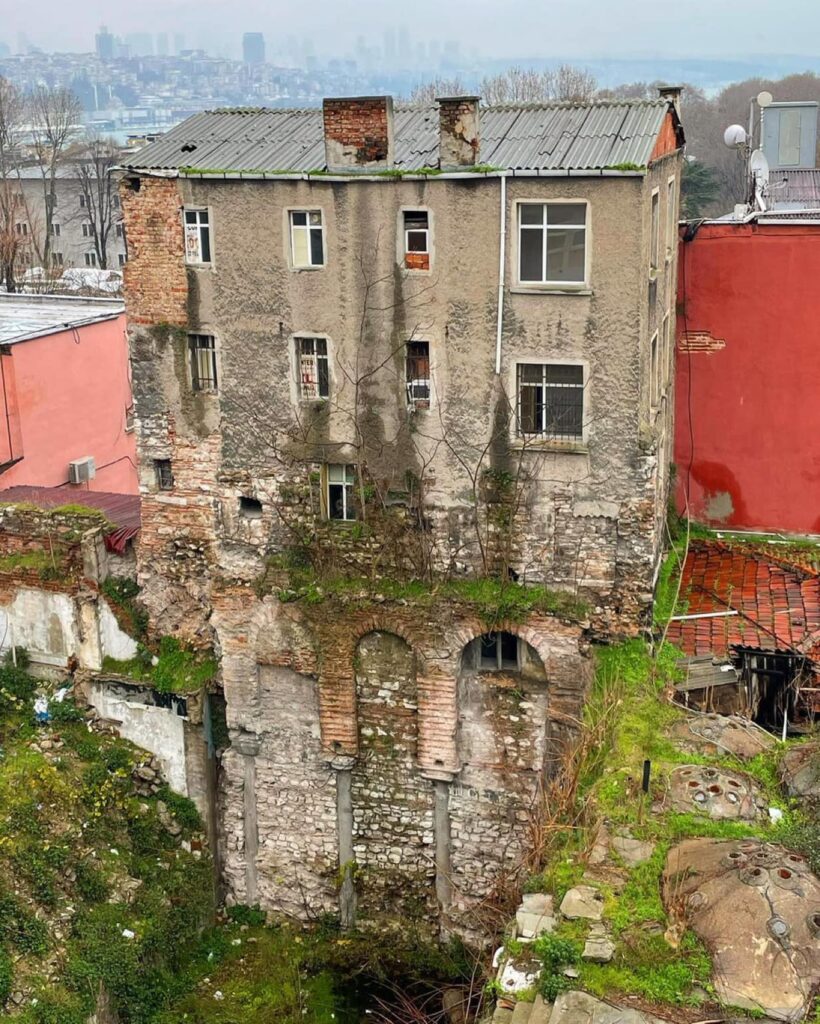 A Time Capsule of Istanbul’s History: The Alaykoskü Street Building