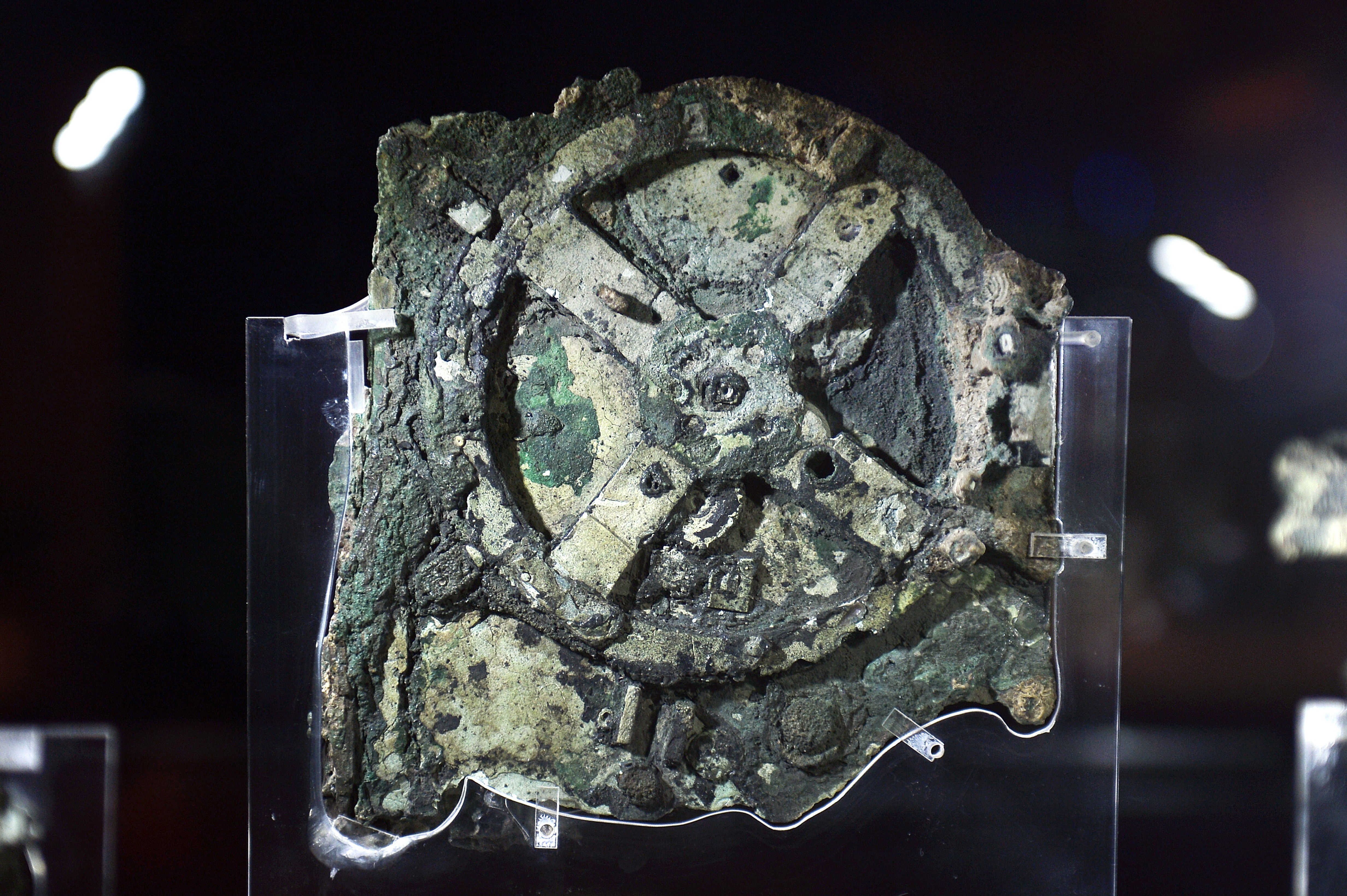 The Antikythera mechanism is a 2,000-year-old computer | Vox