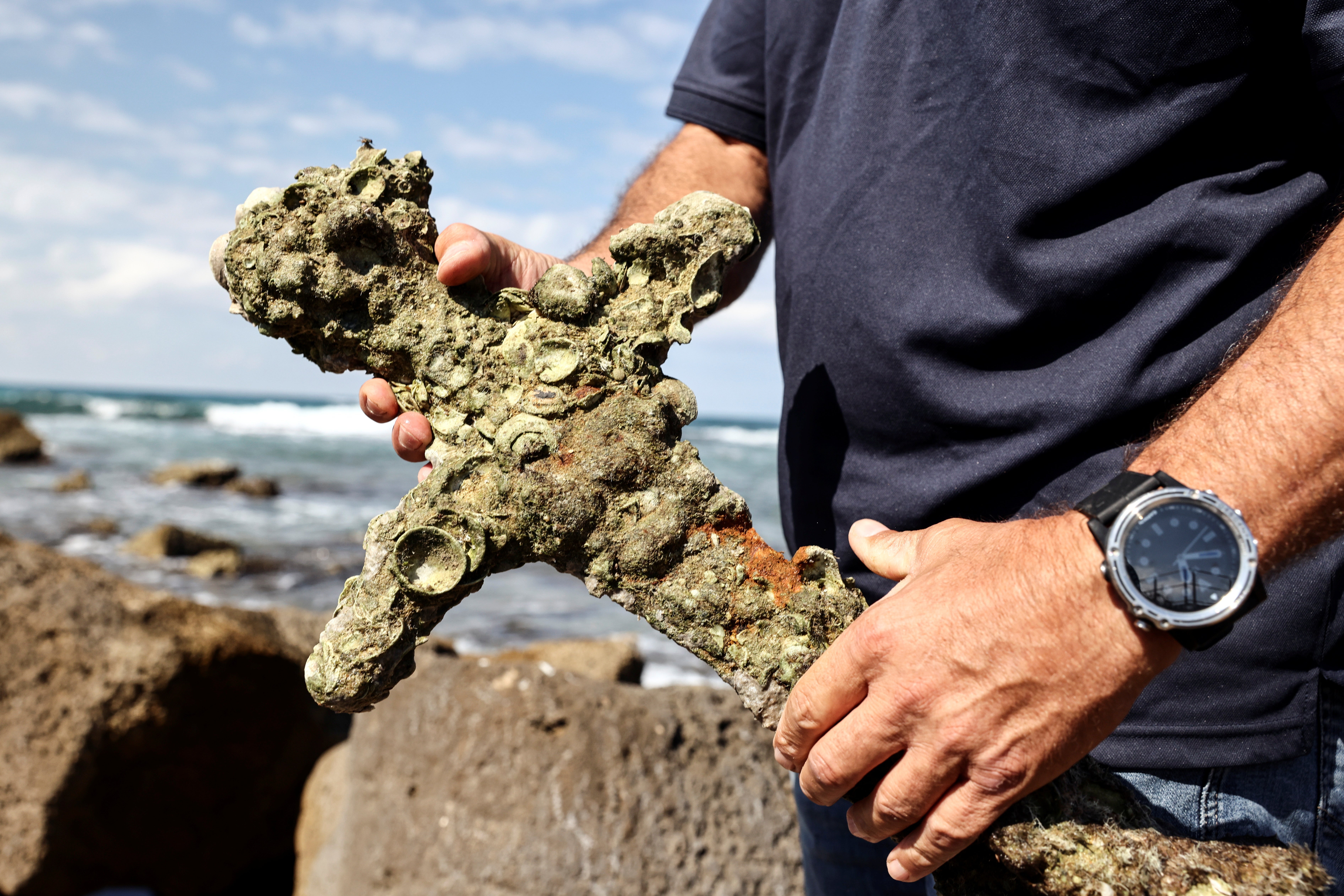 Diver pulls 900-year-old crusader sword from bottom of Mediterranean Sea | The Independent