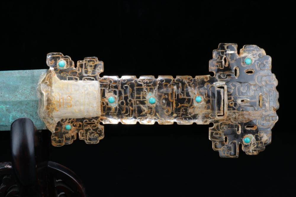 The rock crystal hilt of a Chinese bronze sword, studded with turquoise and  gold inlaid, 4th-2nd century BC. (1000x666) : r/SWORDS