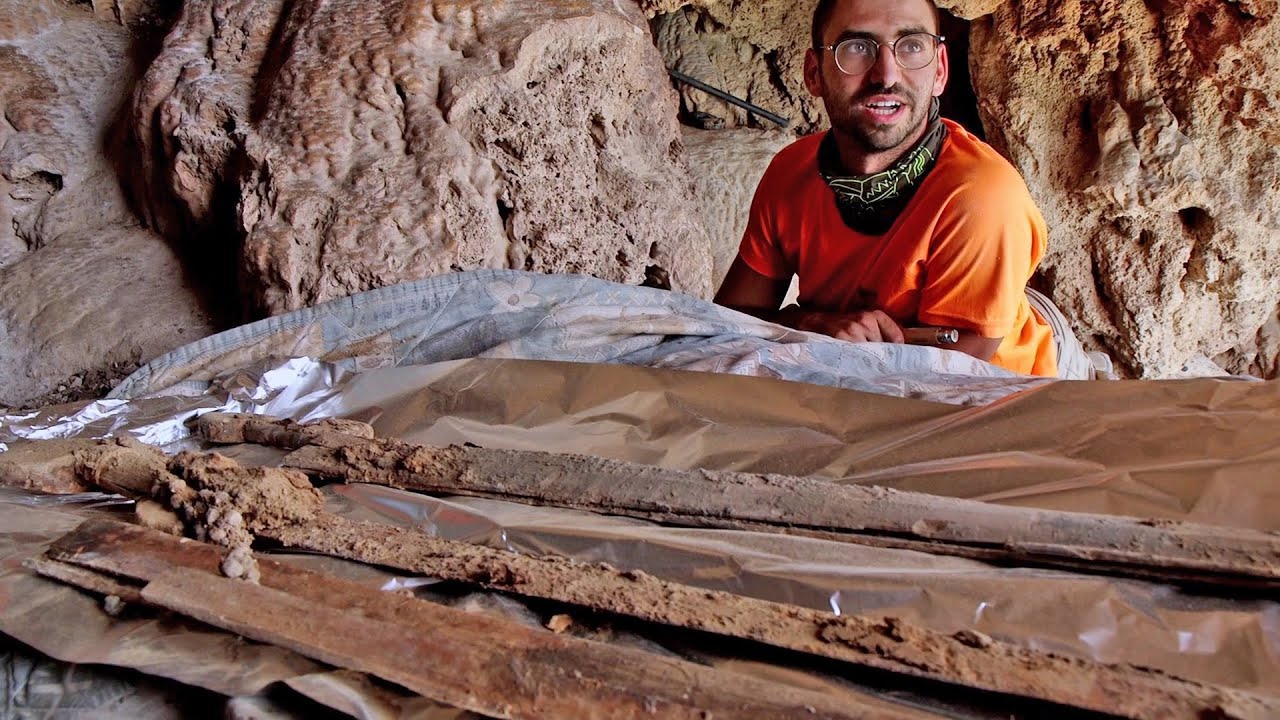 Archaeologists Unearth Four 1,900-Year-Old Roman Swords in Israeli Cave |  Smithsonian