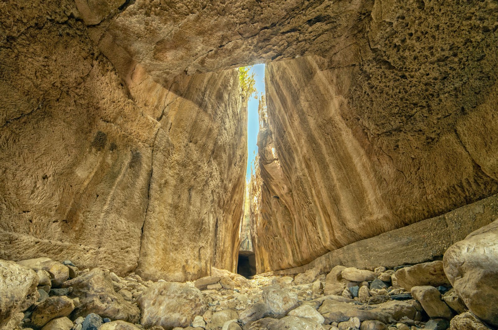 The Vespasianus Titus Tunnel: A Monumental Feat of Roman Engineering