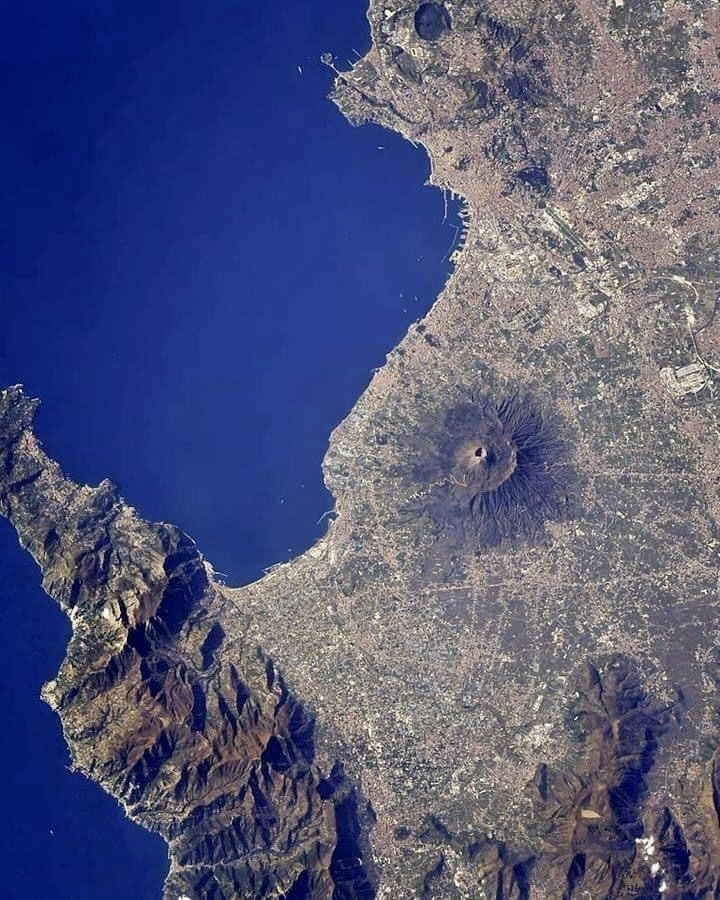 Mount Vesuvius as photographed from the International Space Station  (picture credit — Astronaut Andreas Mogensen) : r/geography