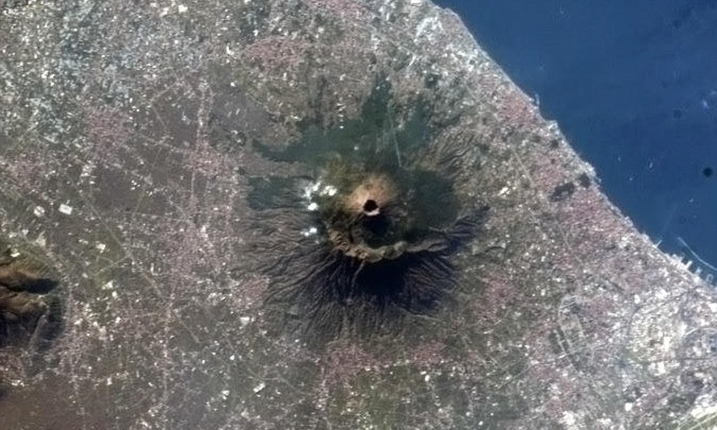 Astronaut's view of a sleeping giant: Incredible image from International  Space Station shows Mount Vesuvius and the Bay of Naples | Daily Mail Online