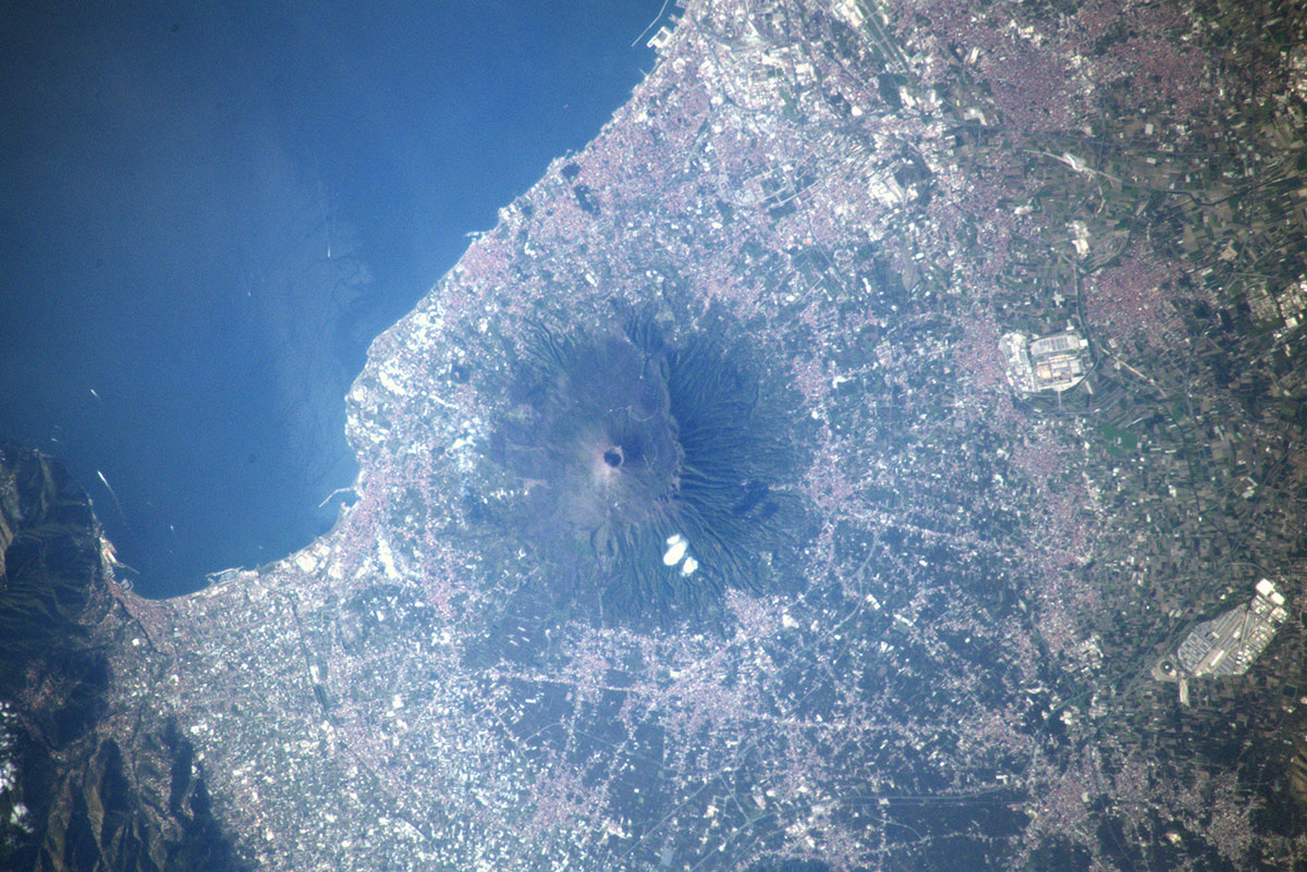 A Glimpse of History from Space: Astronaut Captures Mount Vesuvius in Stunning Detail