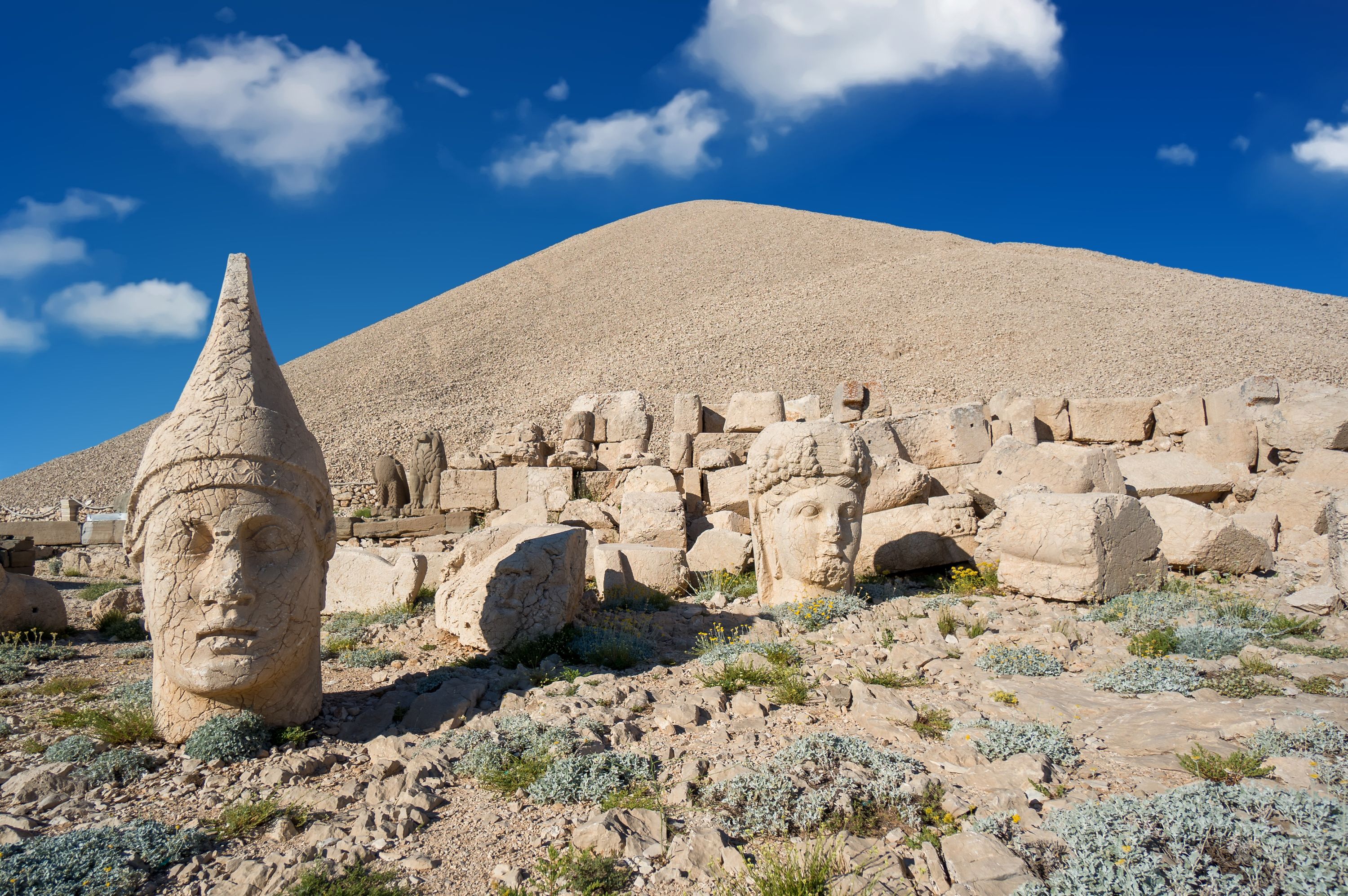 Nemrut in a nutshell. The tomb on the top of the mountain | Brate