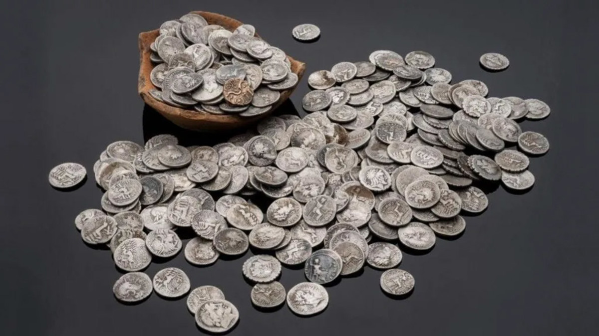 Unveiling the Past: The Remarkable Roman Coin Hoard of Worcestershire