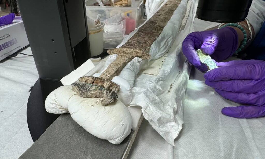 A Remarkable Discovery: An Ancient Sword Found Beside a Skeleton in Kent, England