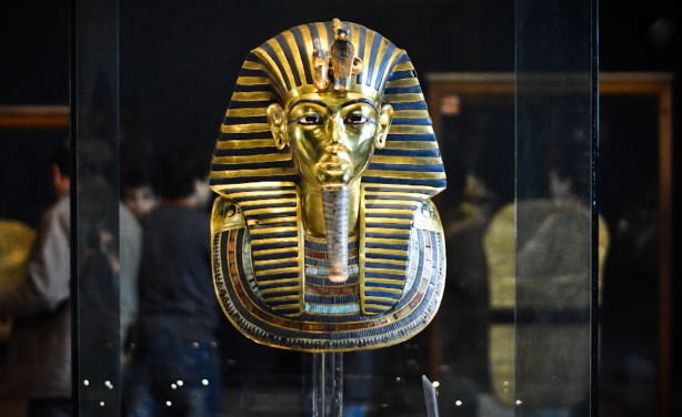 The Iconic Discovery of King Tutankhamun’s Golden Mask: A Glimpse into Ancient Egypt’s Royal Legacy