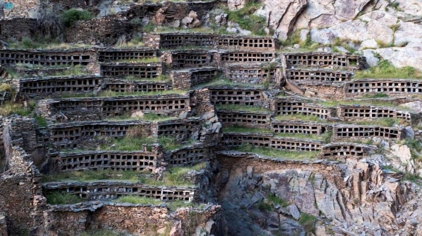 The Ancient Beehives of Al-Kharfi: A Testament to Ingenuity and Resilience