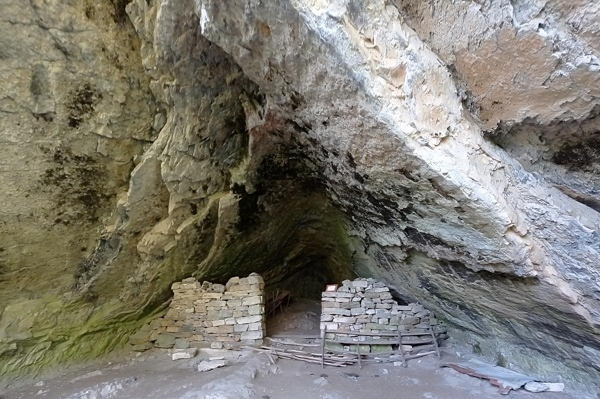 Harpea's Cave: An Awesome Display of the Powerful Forces That Move the  Earth's Crust