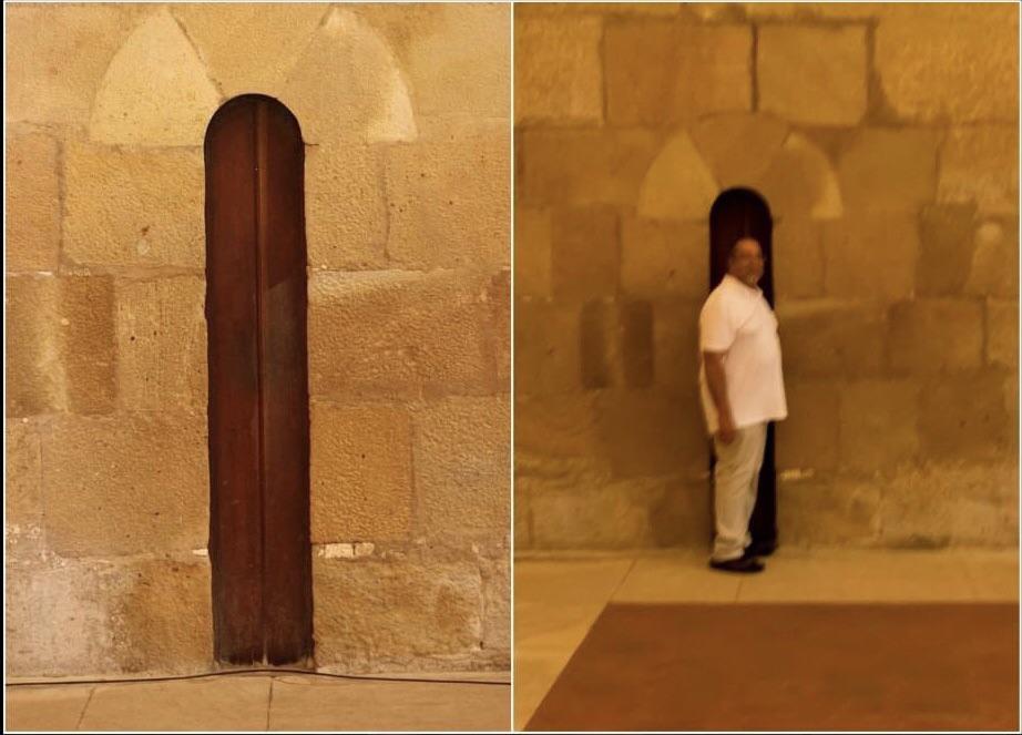 The door to the dining area of the Alcobaça Monastery in Portugal was made narrow so that monks who got too fat were forced to go into fasting. : r/interestingasfuck