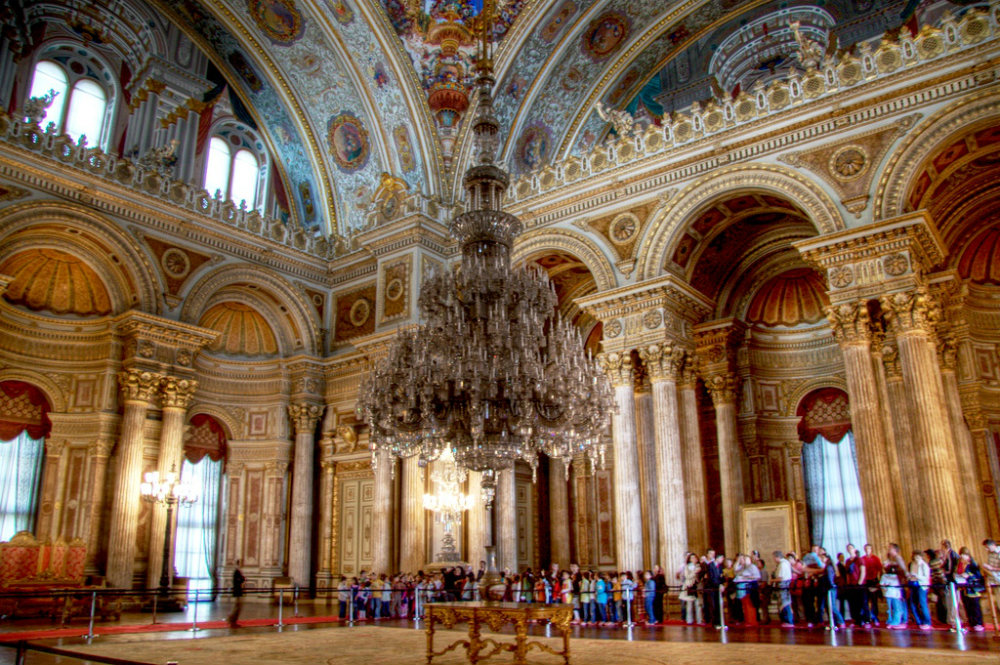 Dolmabahce Palace: Istanbul's Architectural Masterpiece