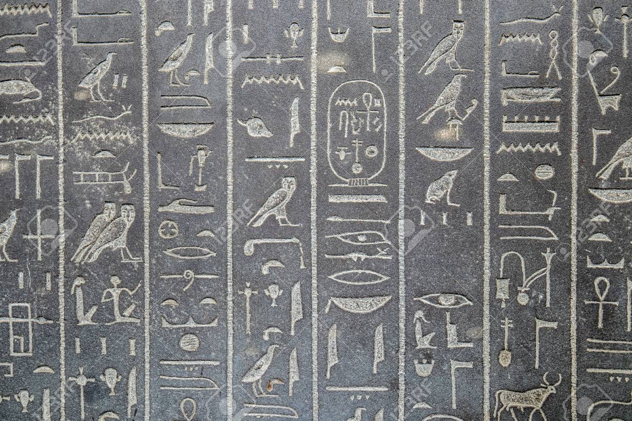 Pierre trouvée dans l'Egypte ancienne montrant des hiéroglyphes en basse gravure - 73521648