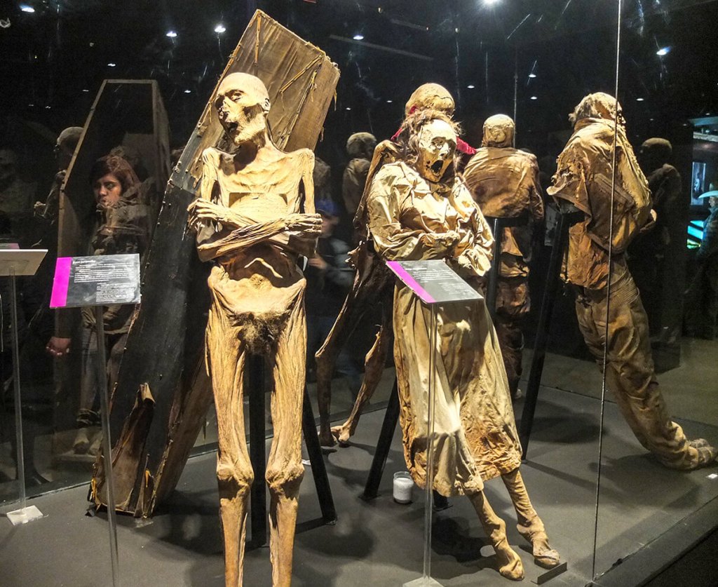 Đây là những xác ướp, một số vẫn mặc quần áo tử thi nguyên bản tại Museo de las Momias de Guanajauto- Bảo tàng xác ướp ở Guanajuato